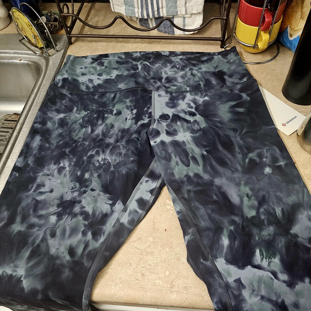 Tie-Dye Lululemmon Legging in Black, Blue & Gray. NWT, Smoke & Animal Free Home